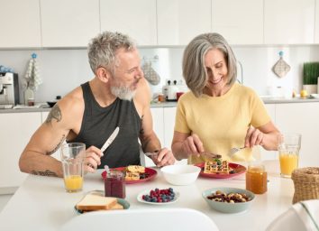 couple eating breakfast