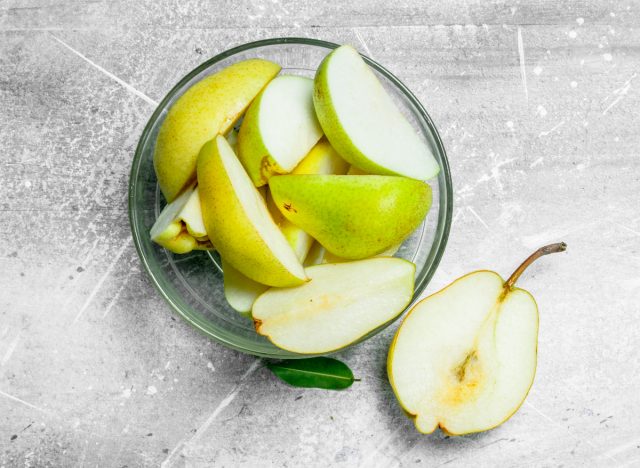 sliced ​​green pears
