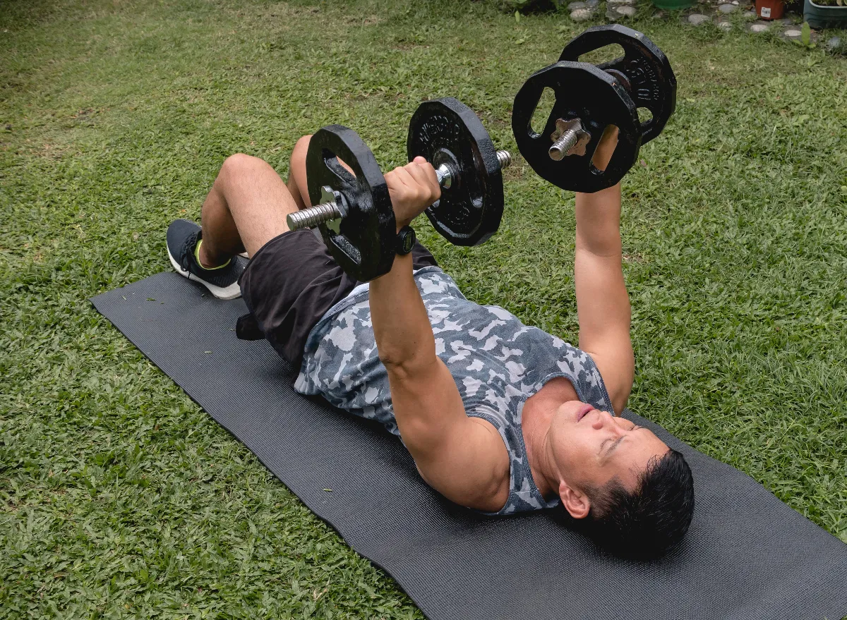 dumbbell floor press outdoors to get rid of belly fat rolls