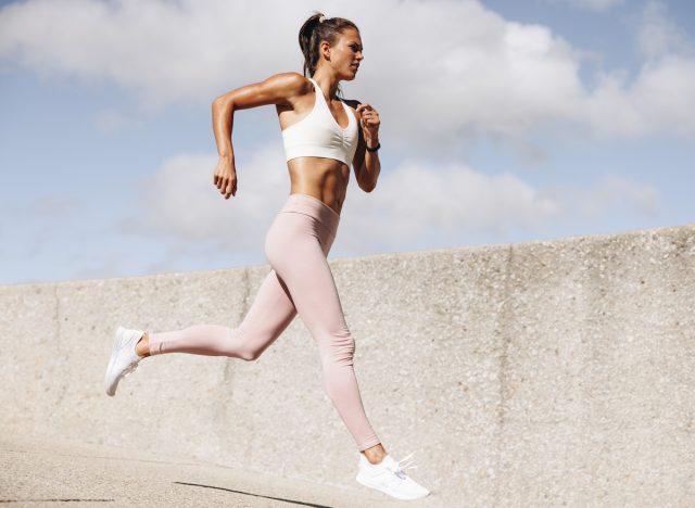 Fit runner demonstreert cardio-gewoonten om visceraal vet te verminderen