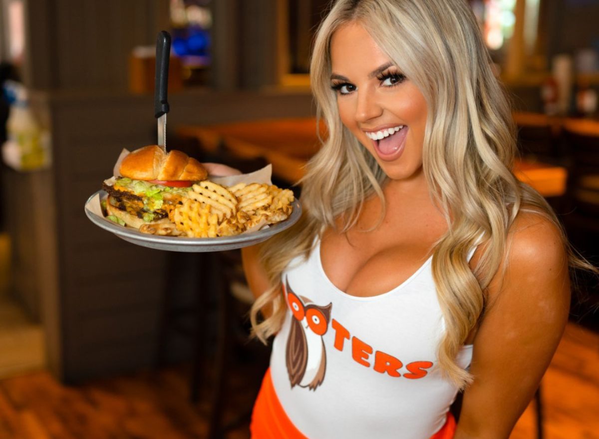 7-things-you-should-never-order-at-hooters-eat-this-not-that