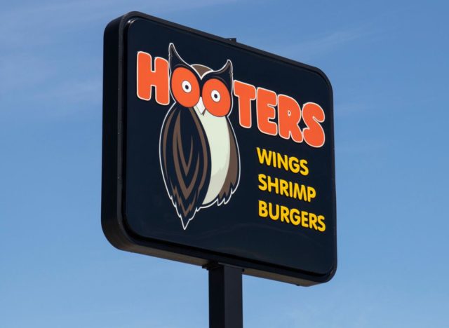 hooters sign