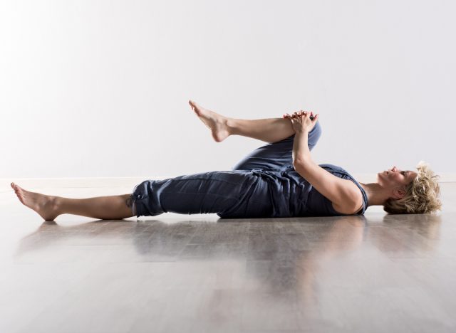 knee to chest stretch for sciatica pain