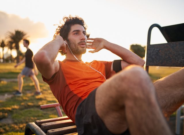 man doing crunches to burn stomach fat