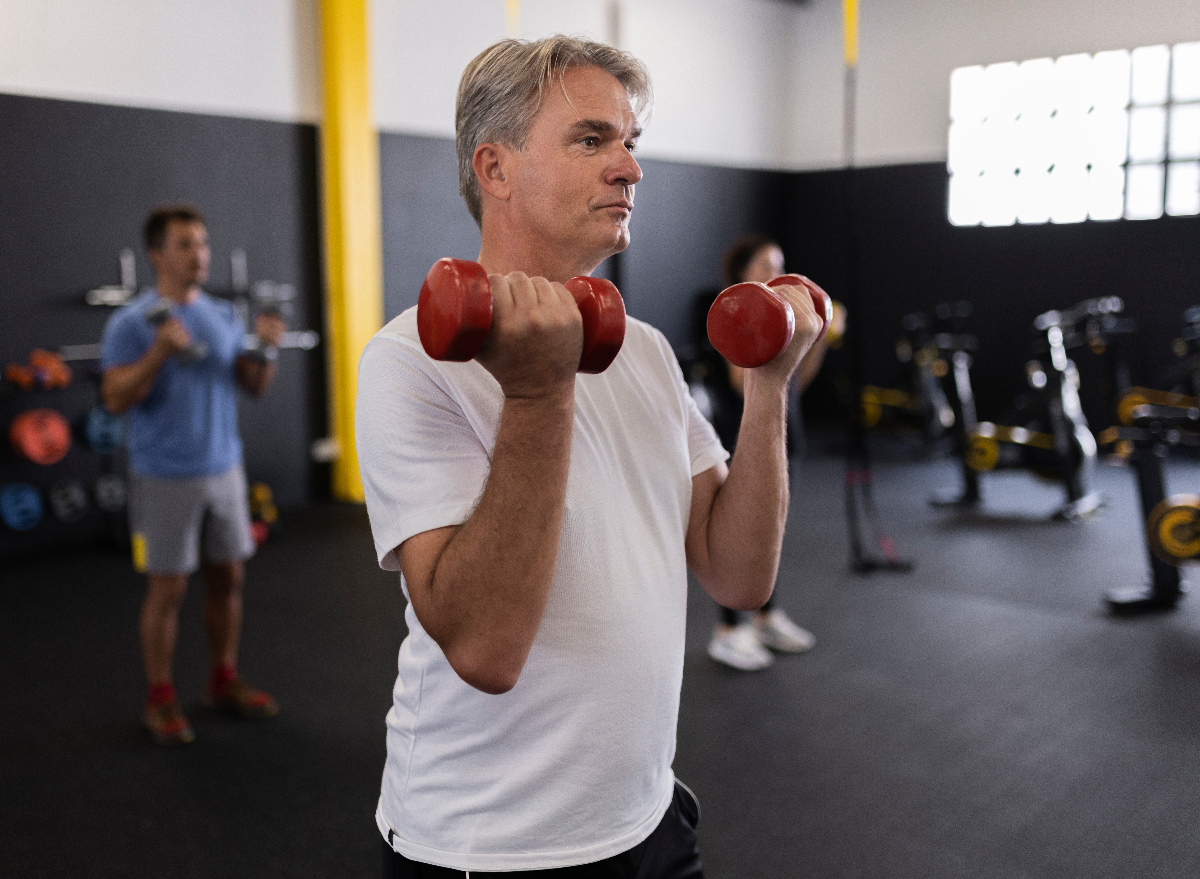 Zmniejsz brzuch po 50 latach dzięki temu treningowi całego ciała, mówi trener – nie jedz tego