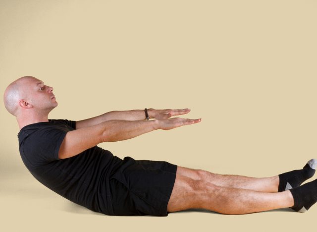 man pilates roll-up to get rid of belly overhang