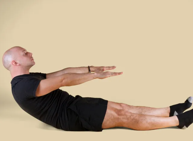 man pilates roll-up to get rid of belly overhang