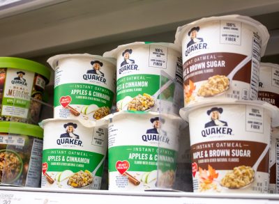 quaker instant oatmeal cups on grocery store shelf
