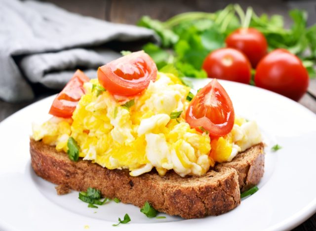 scrambled eggs and tomatoes on toast