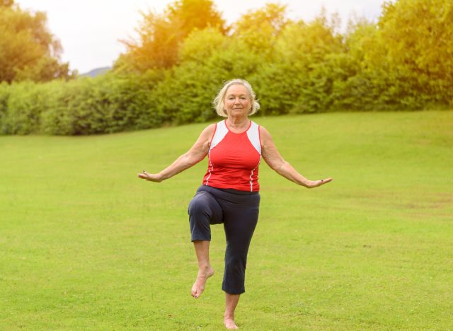 жена, демонстрираща тест за равновесие, за да предскаже колко дълго ще живеете