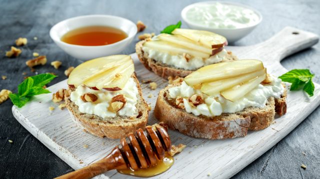 pear slices with cheese