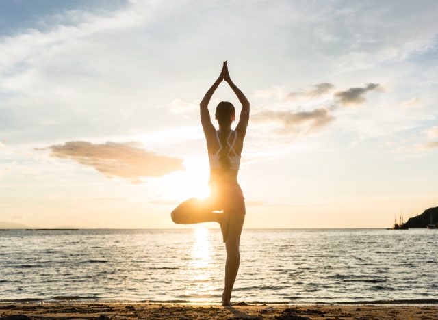 prédire combien de temps vous vivrez avec ce test d'équilibre, le yoga