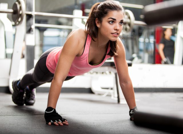 woman doing pushups to build muscle without heavy weights