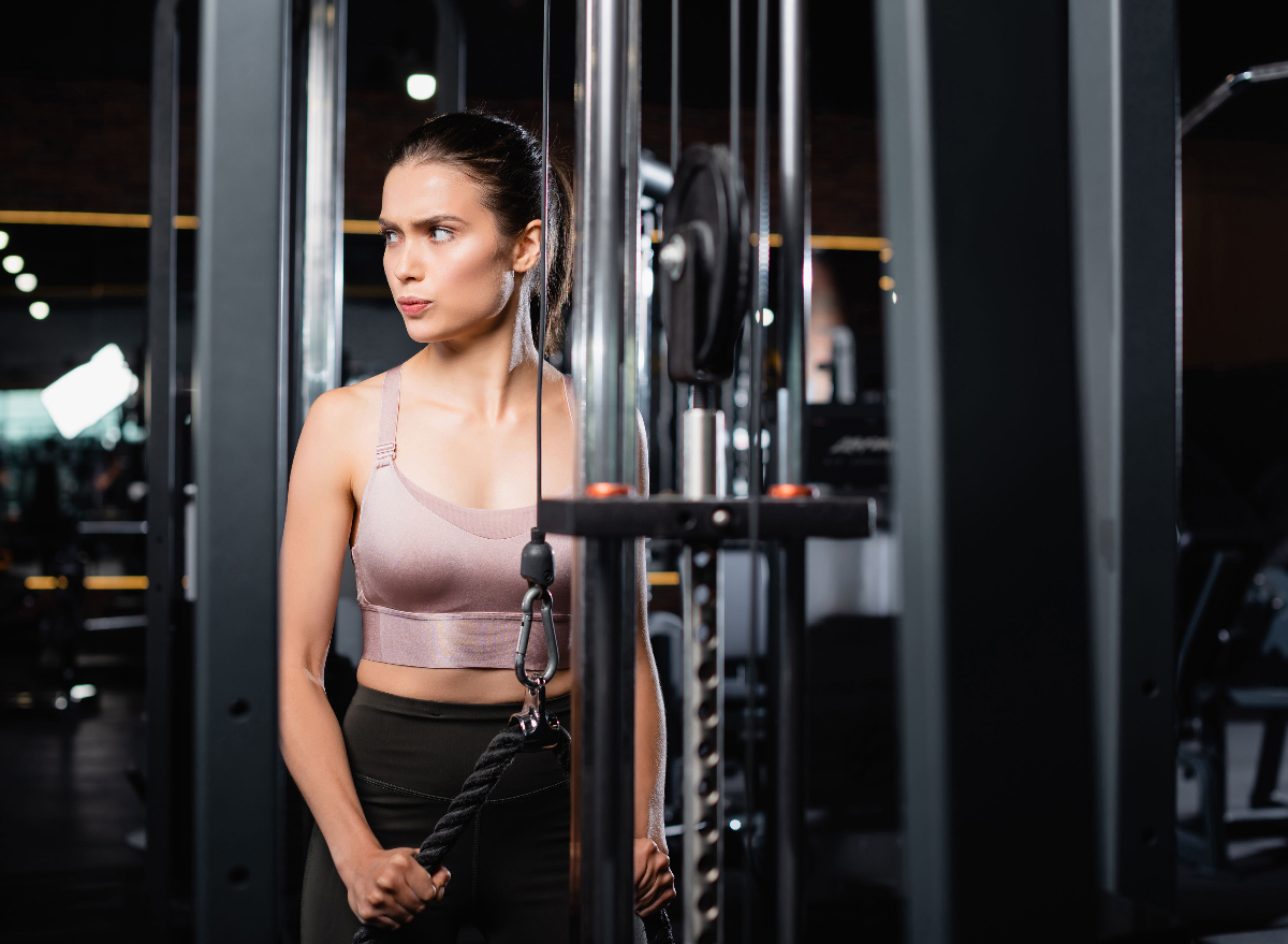 woman giving side eye while working out, biggest gym pet peeves