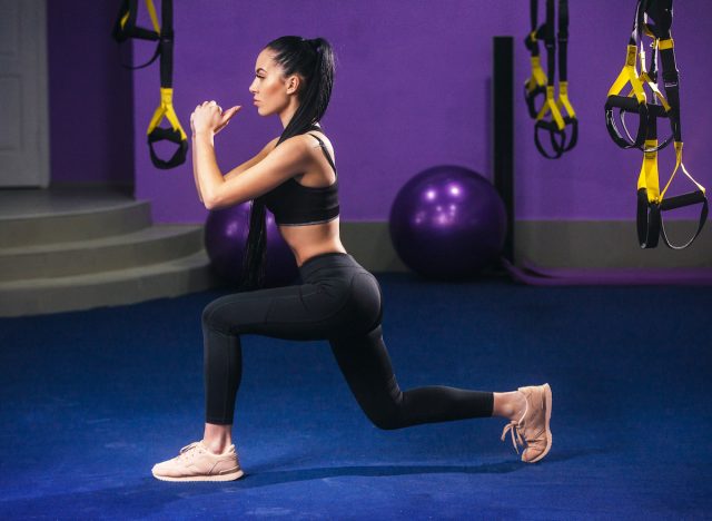 vältränad kvinna som visar promenader på gymmet för att förvandla din baksida