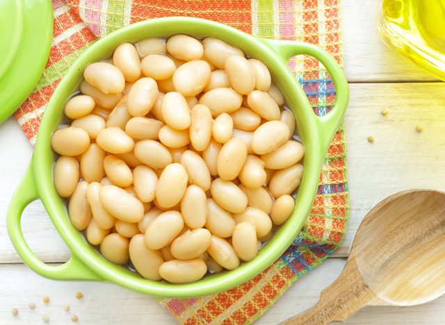 a bowl of white beans, the best weight loss food