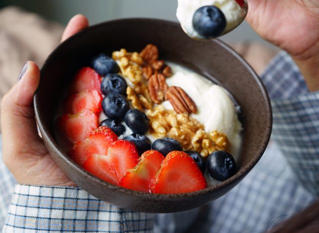 blåbär jordgubbar valnötter yoghurt skål, hälsosam dessert byter för viktminskning koncept