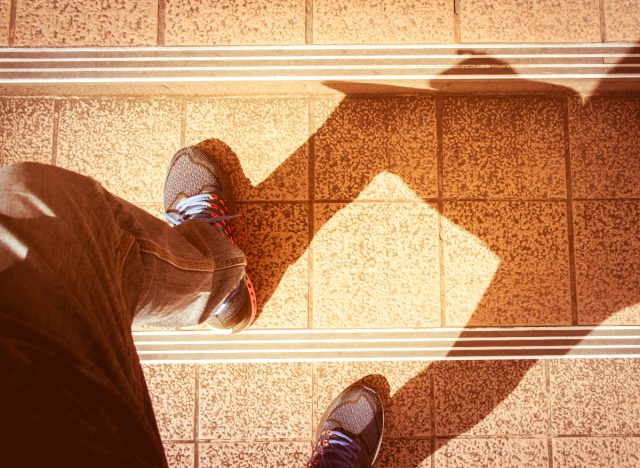 hombre de primer plano que da pasos al aire libre, hábitos de ejercicio que retrasan el envejecimiento