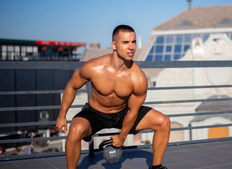 fit man doing an outdoor kettlebell workout to lose love handles in a week
