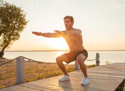 fitness man demonstrating how to lose a beer gut in 10 days with outdoor workout