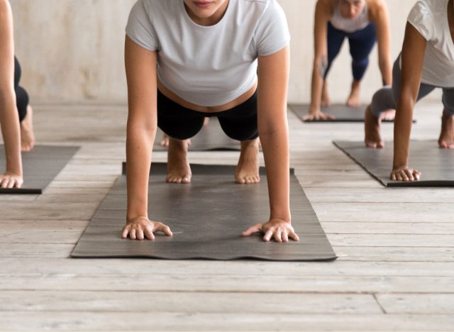 group yoga class doing planks