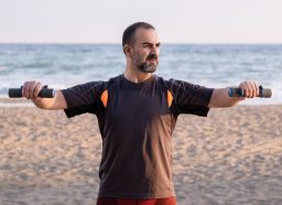 man beach fitness, demonstrating exercises to shrink your belly after 40