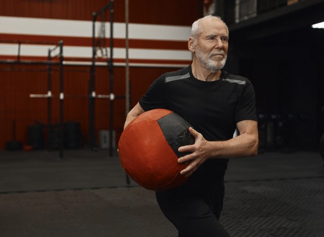 yaşlanmayı yavaşlatmak için olgun adam sağlık topu HIIT egzersiz