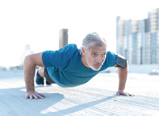 mature man doing plank, demonstrating the strength training habits that slow aging