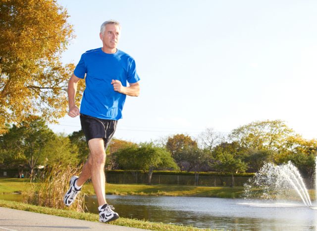 Olgun bir adam dışarıda koşuyor, yaşlanmayı yavaşlatan egzersiz alışkanlıklarını gösteriyor.