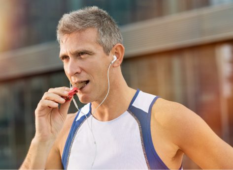 fit man eating power bar, best foods for running stamina