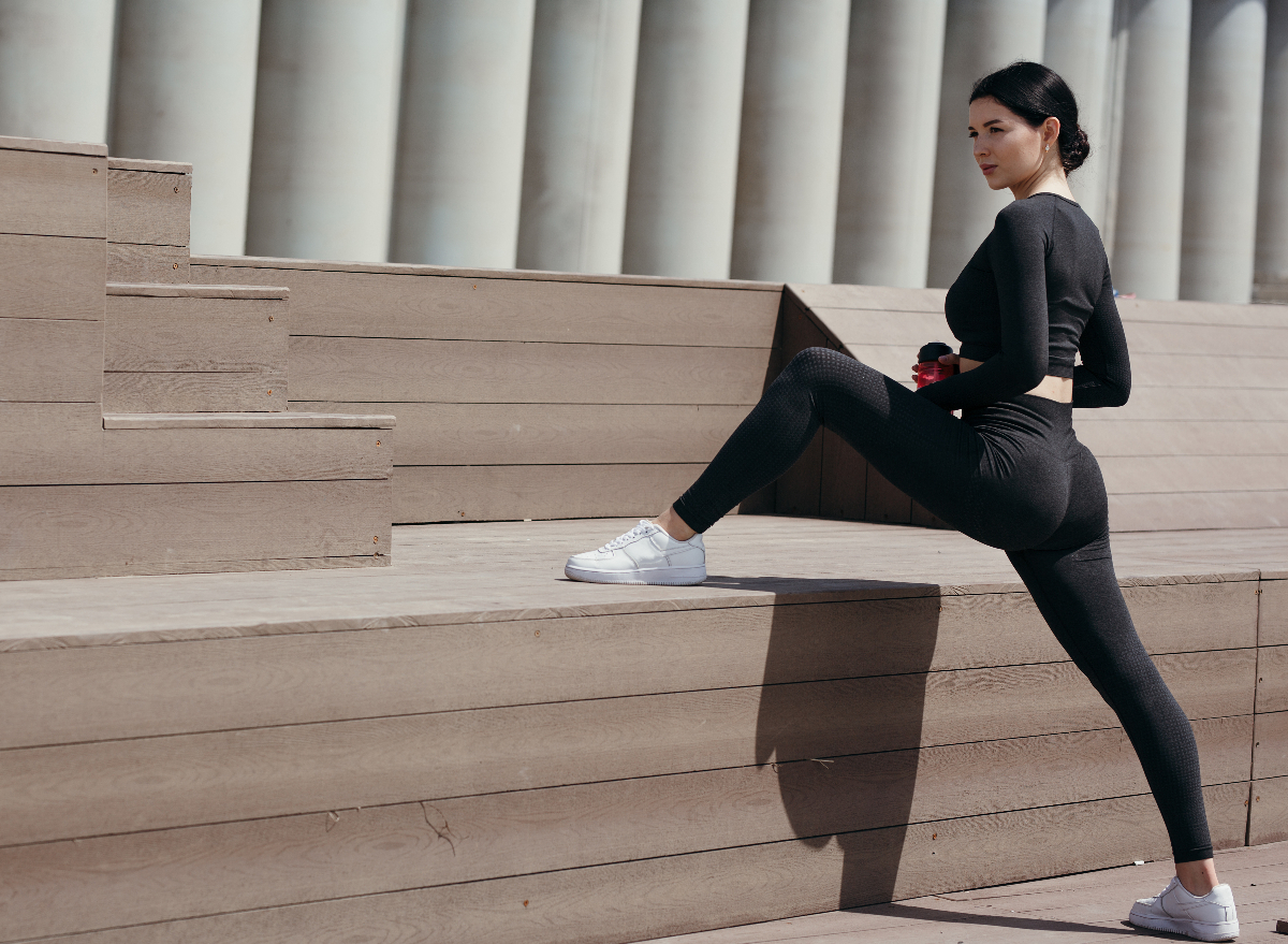 woman doing glute stretch to achieve buns of steel