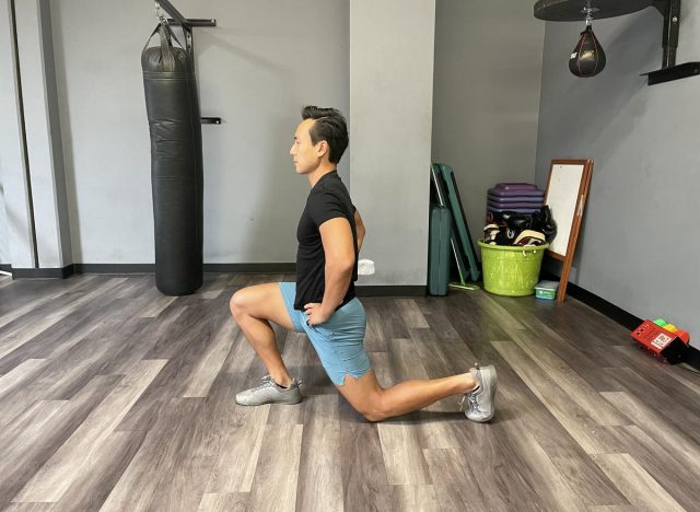 alternate reverse lunge exercise to lose belly fat and slow aging