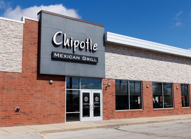 chipotle mexica grill exterior