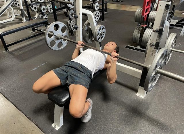 close-grip bench press part of exercises for bingo wings