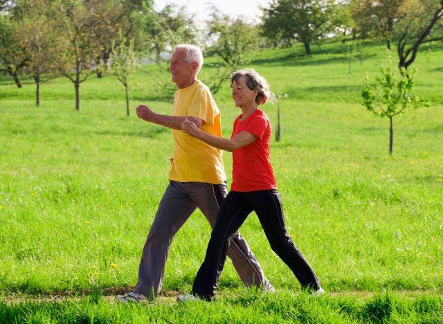 100 yaşına kadar yaşamak için fitness alışkanlıklarını gösteren çift yürüyüş