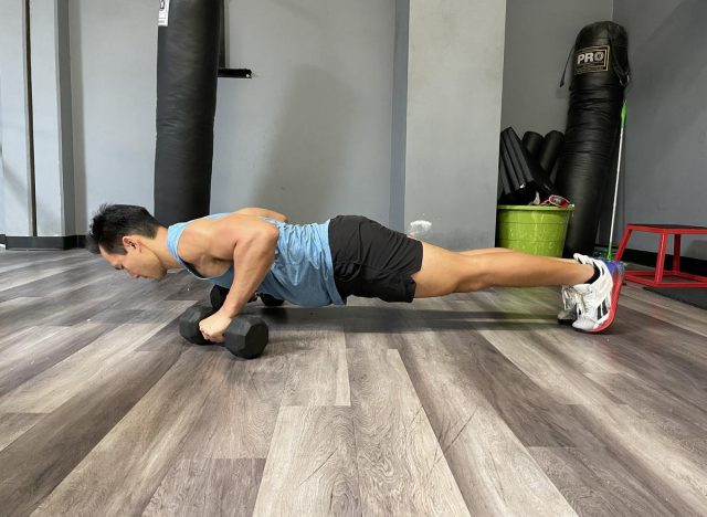 dumbbell pushup part of 7-day workout to shrink belly fat