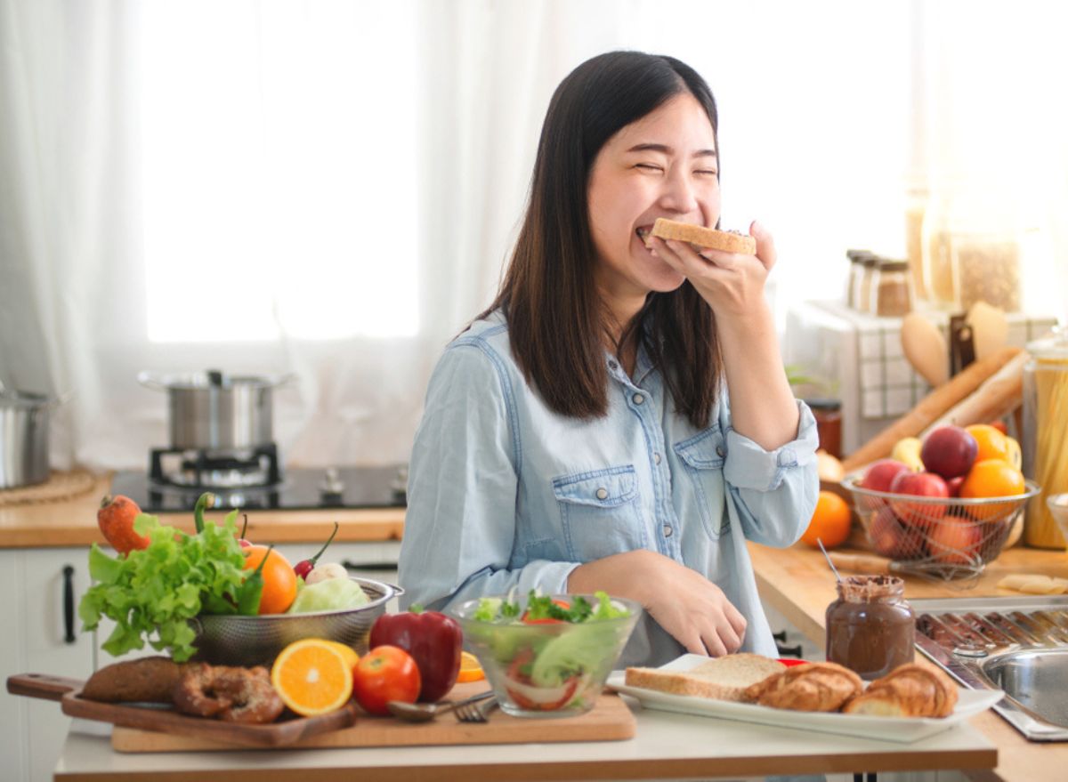 После еды хочется пить. Makan человек. Нездоровое питание. Жажда еды. Женщина много ест.