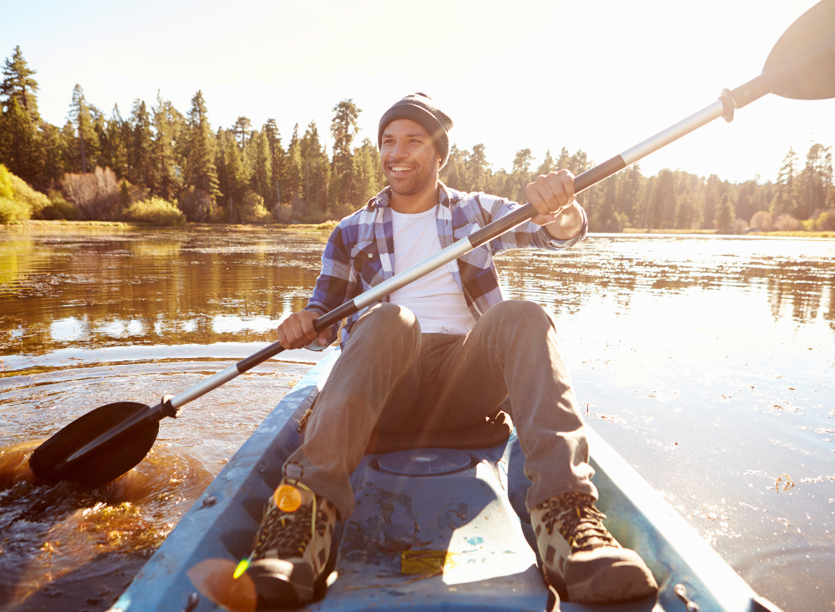 fit man kayaking, demonstrating fun fall activities that burn calories