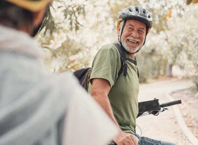 glücklicher reifer mann radfahren