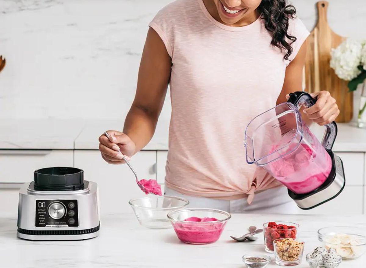 Making a smoothie bowl using a Ninja Foodi Power Blender & Processor System with Smoothie Bowl Maker and Nutrient Extractor