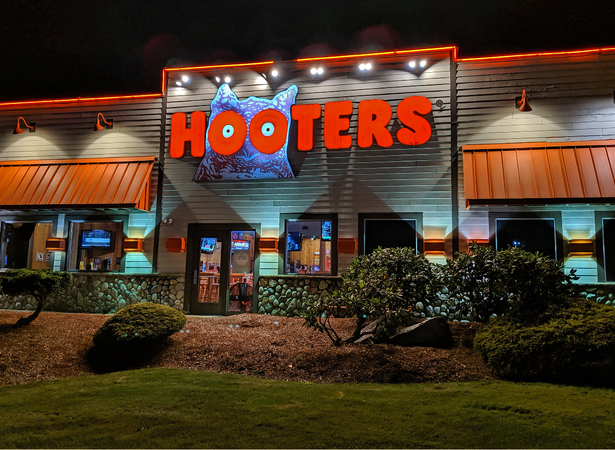 hooters restaurant exterior