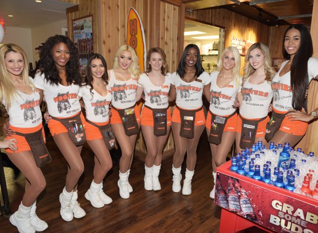hooters workers