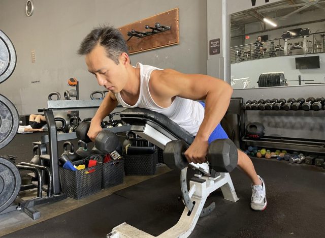 Tilt the back row with dumbbells to slow down aging after 50
