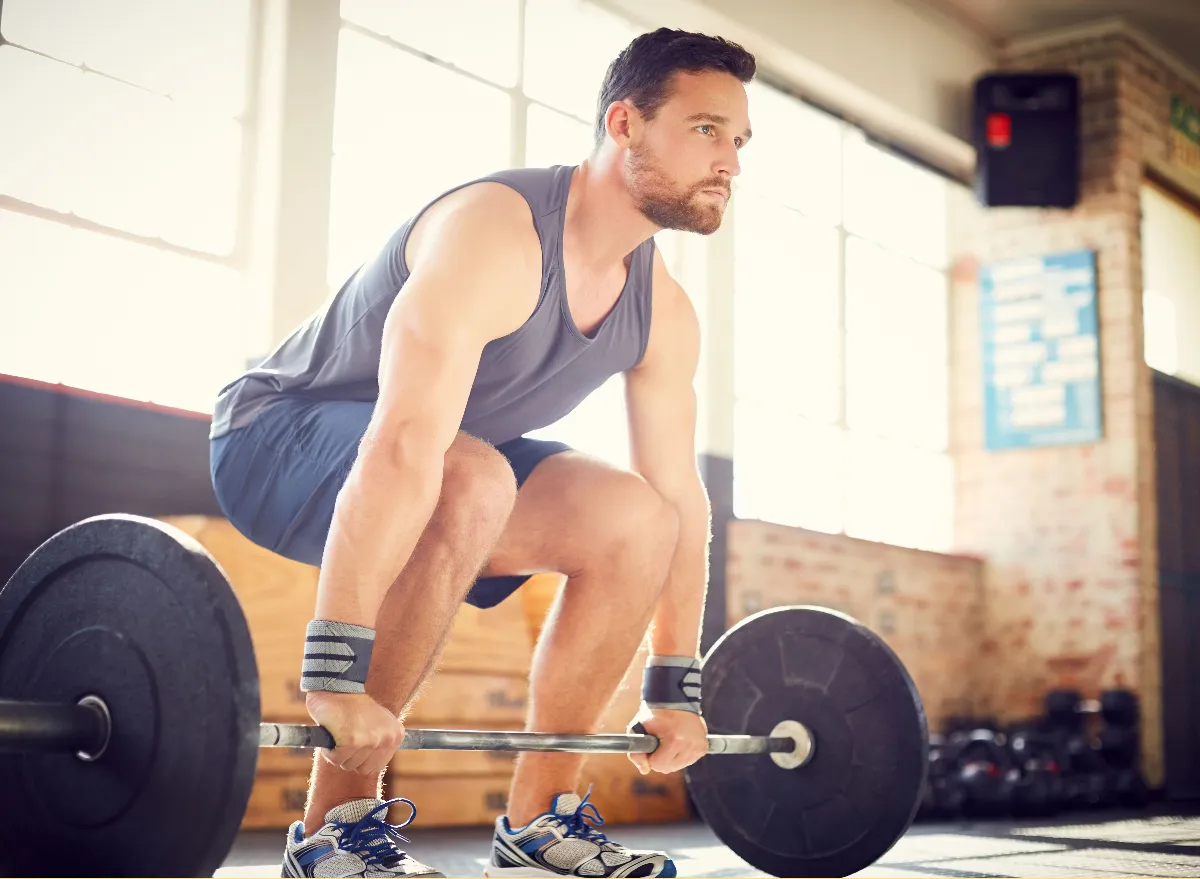 man performing strength workout, demonstrating how to lose that top layer of belly fat