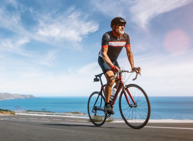 reifer Mann, Radfahren, Sprinten entlang der Küste, Bewegungsgewohnheiten, die das Altern verlangsamen