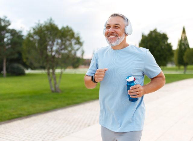 mature man running to lose visceral fat and slow aging