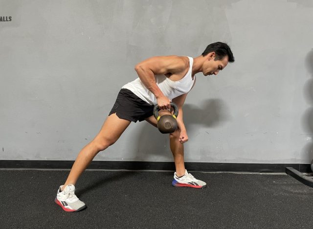 one-arm kettlebell row to get rid of a big belly and slow aging