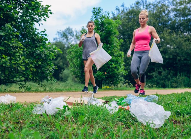 two women plogging