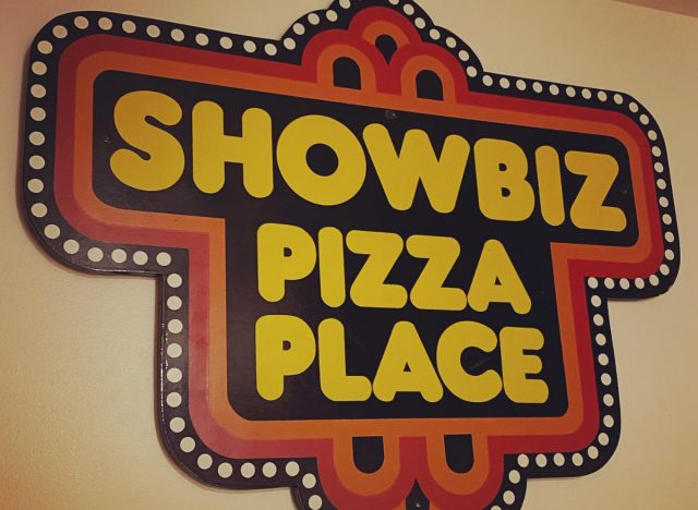 showbiz pizza place sign