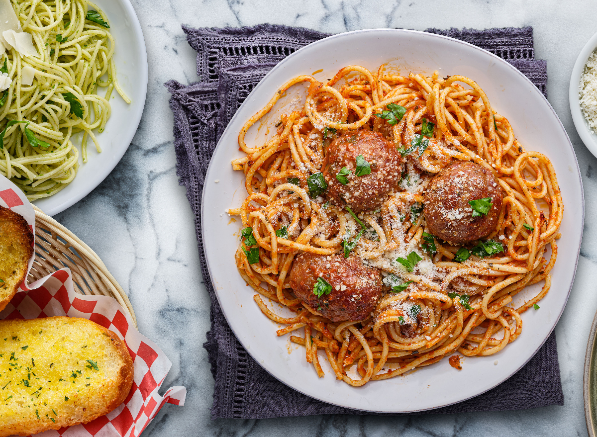 spaghetti, meatballs, and garlic bread
